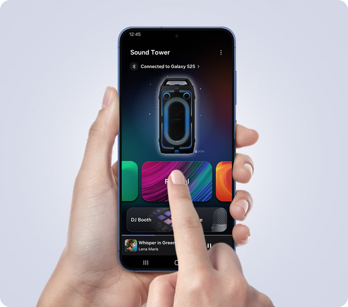 Ruce drží mobilní telefon s aplikací nastavující barevné efekty reproduktoru Samsung MX-ST50F