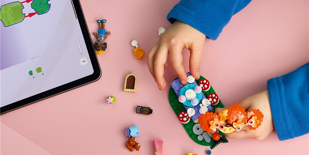 Stavebnice LEGO® Friends 42690 Lesní čajový dýchánek Malé vílí dveře ve stromě ukrývají tajný úkryt, který podněcuje děti k pohádkovým dobrodružstvím.