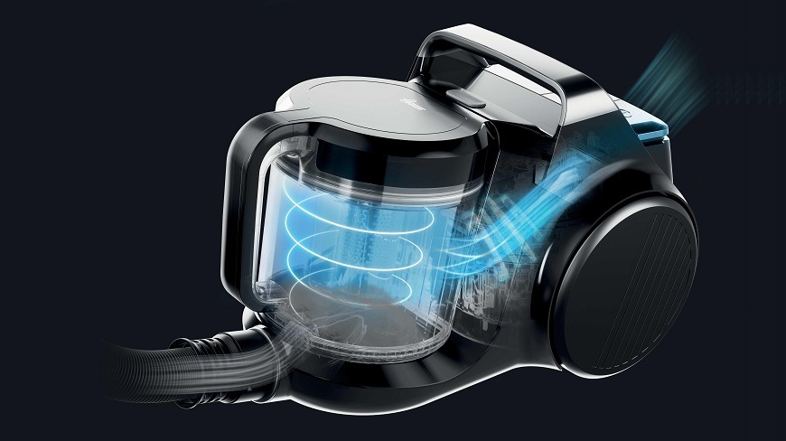 Podlahový vysavač Hoover HP210P 011 černý/šedý vysavač Hoover HP210P 011 na tmavém pozadí s modře naznačeným proudem vzduchu při cyklonové filtraci