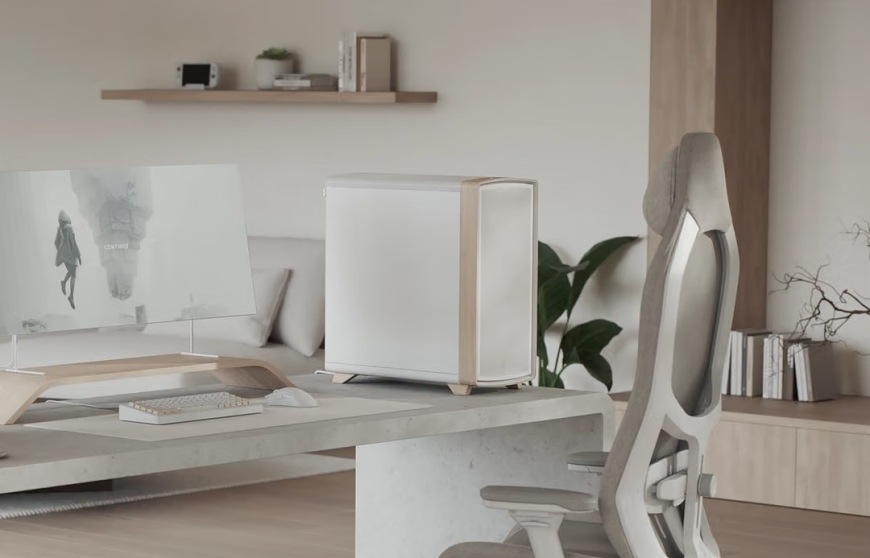 FRACTAL DESIGN Summit Chalk White Solid umístěná na pracovním stole ve světlém interiéru