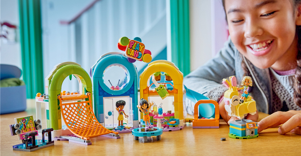 Stavebnice LEGO® Friends 42686 Zábavné interiérové hřiště Menší herní zóna s tanečním automatem, trampolínou a skákacím králíkem zapojí do zábavy všechny tři minipanenky.