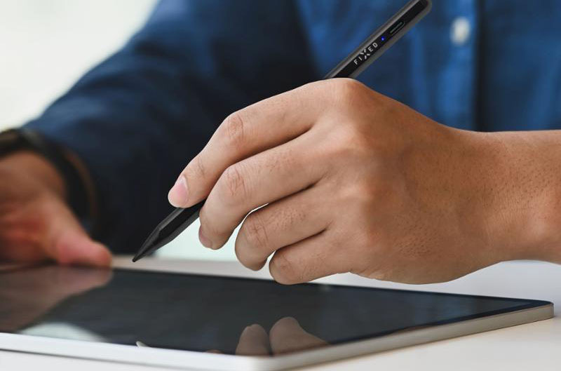 Stylus FIXED Graphite pro iPady s chytrým hrotem a magnety černý Stylus FIXED Graphite pro iPady s chytrým hrotem a magnety černý