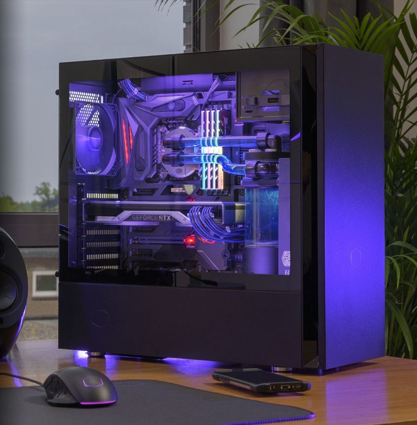 Case Cooler Master Silencio S600 Tempered Glass černá Elegantní herní počítač s neonovými světly, která jsou vidět přes skleněný boční panel. Uvnitř jsou barevné kabely a komponenty.