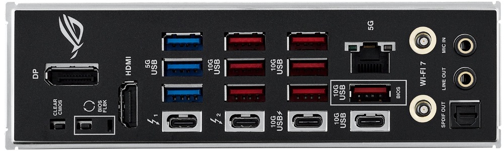 Na čelním pohledu zadního I/O panelu uvidíte dvě servisní tlačítka (Clear CMOS a BIOS FlashBack), obrazové výstupy DisplayPort a HDMI, dvojici rychlých USB-C Thunderbolt 4 a vedle nich USB porty ve dvou rychlostech – 3× USB 5Gb/s (Type-A) a 9× USB 10Gb/s, kde je 7× Type-A a 2× USB-C (z toho jedno USB-C umí rychlonabíjení až 30 W). Pro síť je tu 1× Realtek 5Gb Ethernet a bezdrátově Wi-Fi 7 modul, zvuk řeší optický S/PDIF a dvojice pozlacených 3,5mm audio jacků.