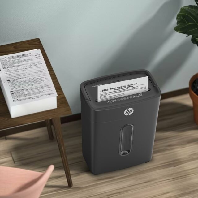 Skartovač HP OneShred 6CC poskytuje bezpečný křížový řez 5 × 14 mm