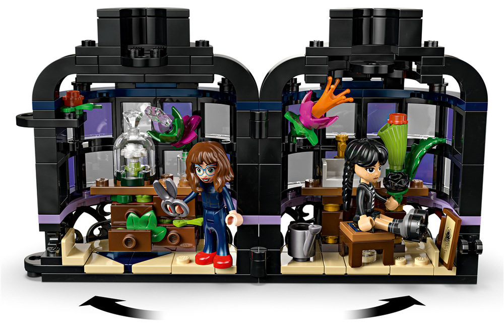 Stavebnice LEGO® Wednesday 76784 Černá jiřina Černá jiřina promění vázu v elegantní dekoraci s temnou atmosférou, která se hodí také jako halloweenská ozdoba.