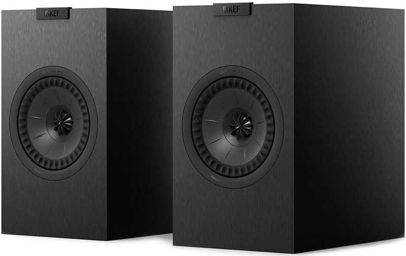 Černé dvoupásmové regálové reproduktory KEF Q1 Meta v matném provedení.