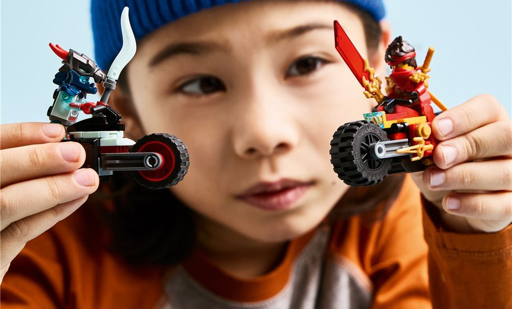 Dvě motorky a minifigurky umožňují měnit pravidla závodů i vymýšlet vlastní příběhy.