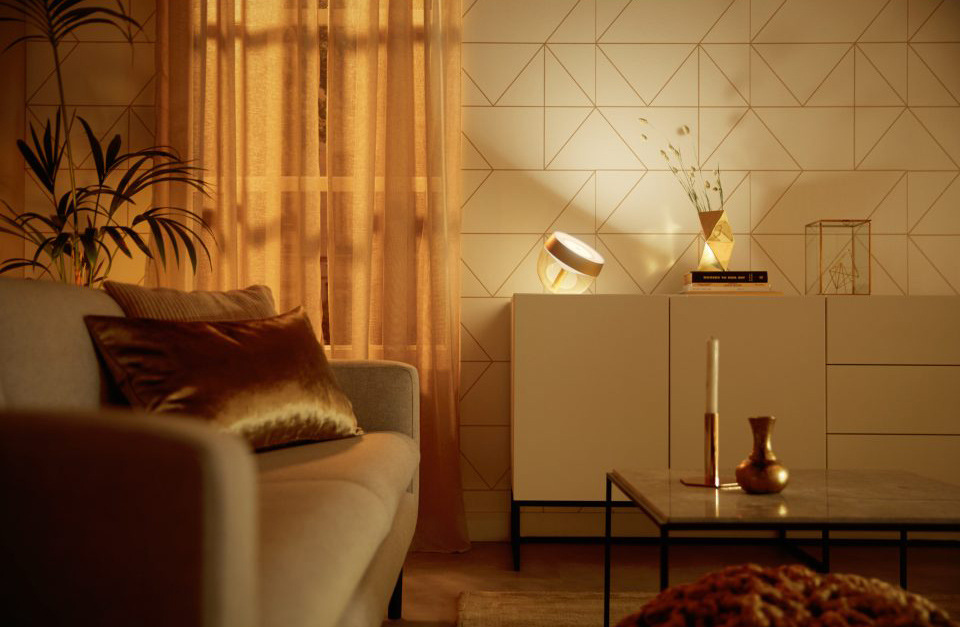 Stolní LED lampička Philips Hue Iris Silver Special Edition stříbrná Stolní LED lampička Philips Hue Iris Silver Special Edition stříbrná