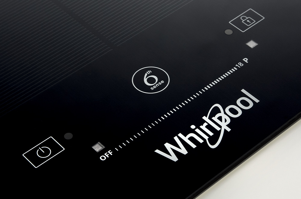 Logo Whirlpool a 6thsense na indukční varné desce