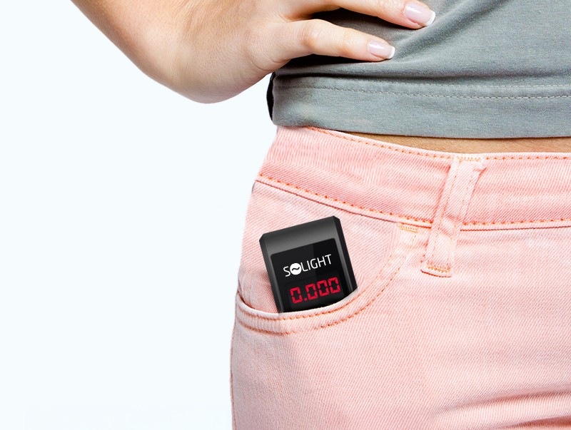 Alkoholtester Solight 1T09 5,0‰ - napájení je zajištěno 0,5VV USB kabelem 