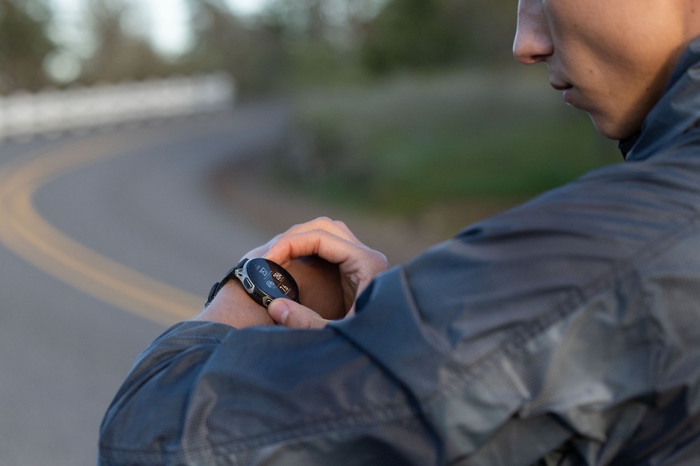 Chytré hodinky Amazfit Cheetah 2 Pro černé Muž se dívá na hodinky Amazfit Cheetah 2 Pro, které má na zápěstí