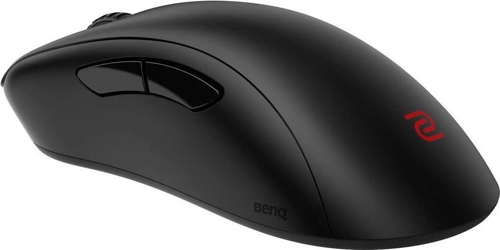 Na obrázku je bezdrátová herní myš ZOWIE by BenQ EC1-DW z opačného bočního úhlu. Má matně černé tělo s výrazně klenutým hřbetem a ergonomickým tvarem pro pravou ruku. Na levé straně jsou dvě boční tlačítka pro palec, vzadu je červené logo ZOWIE a u spodní hrany malé logo BenQ. Myš má čistý jednoduchý design bez podsvícení.