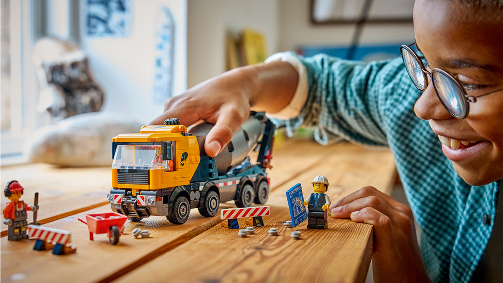 Stavebnice LEGO® City 60478 Míchačka Robustní míchačka s otočným bubnem nabízí dětem interaktivní hraní a zábavu na staveništi.