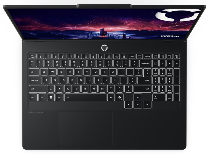 Pohled shora na klávesnici s numerickou částí a touchpad notebooku Lenovo Legion Pro 5 16IAX10H