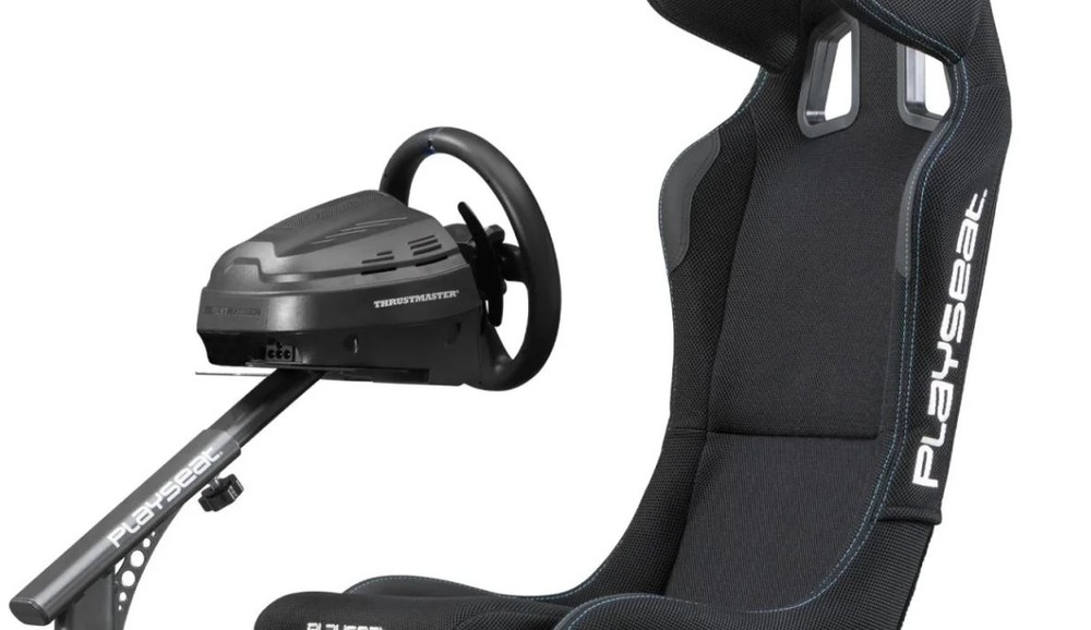 Závodní kokpit Playseat Evolution black ActiFit černý Elegantní závodní kokpit s bílým nápisem Playseat po stranách s připojeným závodním volantem pro pohlcující zážitek z hraní závodních simulátorů.