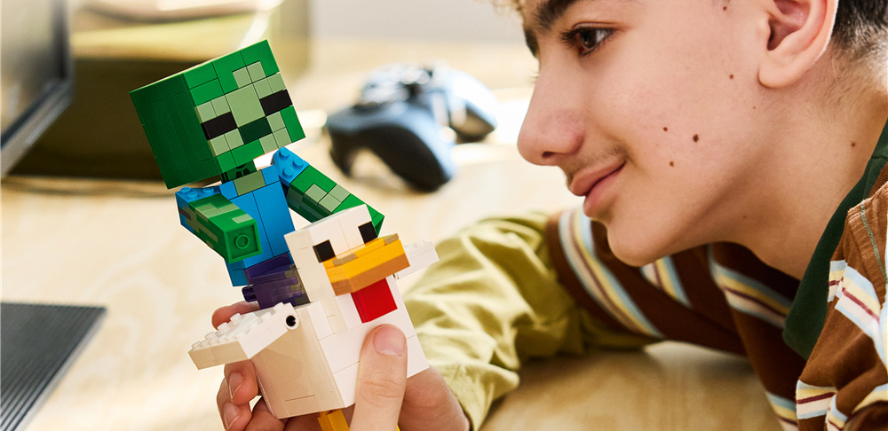 Kuřecí žokej přenáší známou scénu z Minecraftu do podoby pohyblivého modelu s velkou slepicí a zombiem.