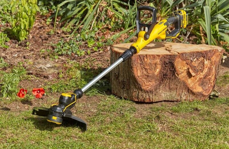 Strunová sekačka Stanley SFMCST933M1-QW 33 cm (s baterií) Strunová sekačka Stanley SFMCST933M1-QW 33 cm (s baterií)