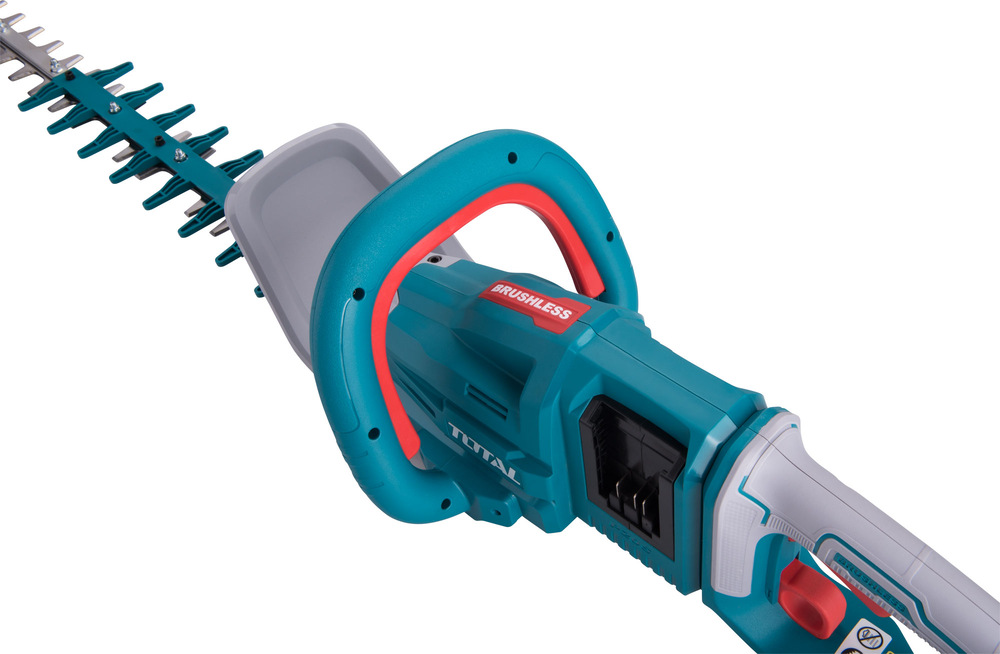 Nůžky na živý plot Total Tools THTLI40028 nabízejí extra dlouhou lištu 65 cm