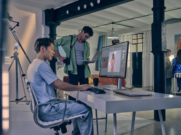 Monitor HP 732xk stříbrný HP 732xk nabízí profesionální kalibraci barev