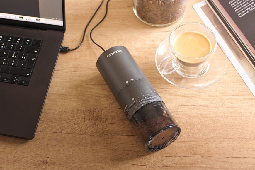 Kávomlýnek Sencor SCG 4000BK černý Kompaktní elektrický mlýnek na kávu Sencor SCG 4000BK s USB-C nabíjením připraví čerstvě namletou kávu kdykoliv a kdekoliv – doma, v kanceláři i na cestách.