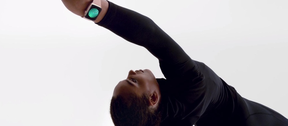 Chytré hodinky Apple Watch Series 4 GPS 40mm pouzdro ze stříbrného hliníku - bílý sportovní řemínek CZ verze