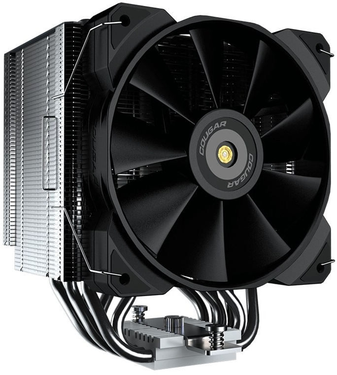Na fotce je chladič COUGAR FORZA 85 zepředu jako klasická „věž“: uprostřed dominuje 120mm ventilátor uchycený kovovými sponami přímo na žebrování pasivu. Za ventilátorem je vidět blok hustých hliníkových žeber a nahoře vystupuje čistý horní kryt, který zakrývá konce heatpipe a dává chladiči uhlazený, hranatý vzhled. Celkově působí střídmě a bez RGB – jen černý ventilátor, rovná věž a čisté linie.