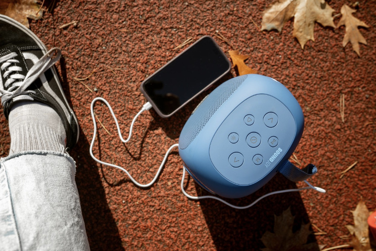 Telefon připojený k reproduktoru Concept SoundJoy BR5037 pro dobíjení z vestavěné powerbanky