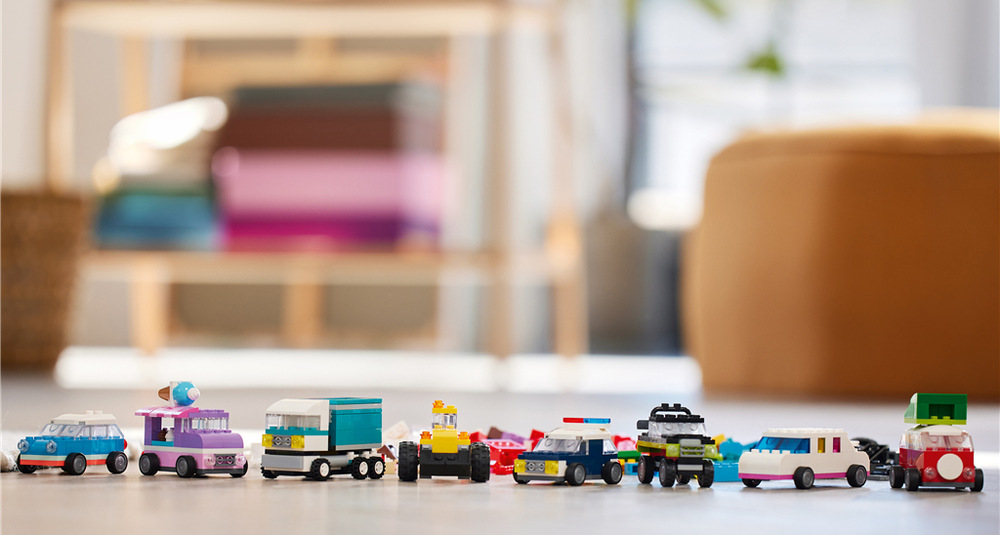 Stavebnice LEGO® Classic 11036 Tvořivá vozidla 900 kostek LEGO poskytuje malým stavitelům dostatek prostoru pro experimentování, kombinování a tvorbu vozidel.