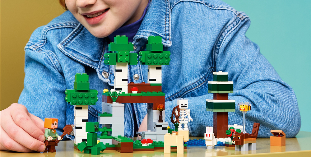 Stavebnice přenáší Minecraft do skutečného světa s Alex, Creeperem a prostředím březového lesa.