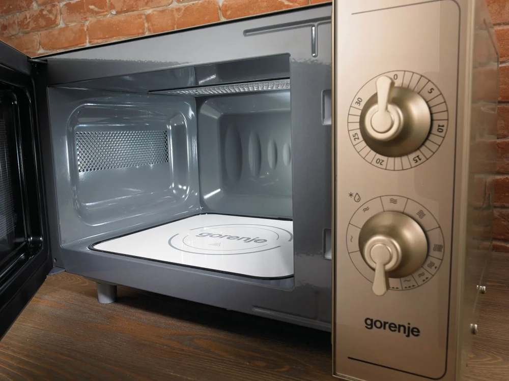 Mikrovlnná trouba Gorenje Retro BM235CLB černá