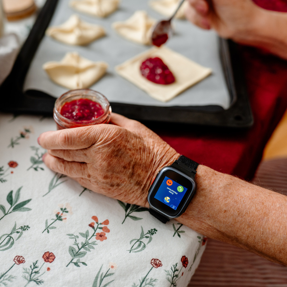 Chytré hodinky BML Senior Watch černý Stará paní má na ruce chytré hodinky BML Senior Watch