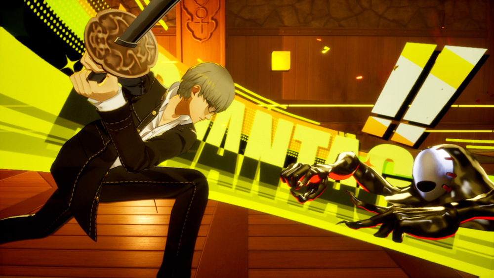Záběr ze hry Persona 4 Revival. Akční scéna ve stylu anime: bojovník se stříbrnými vlasy pozvedá meč a štít, zatímco maskovaný protivník vyráží vpřed napříč zářivě žlutou arénou. 