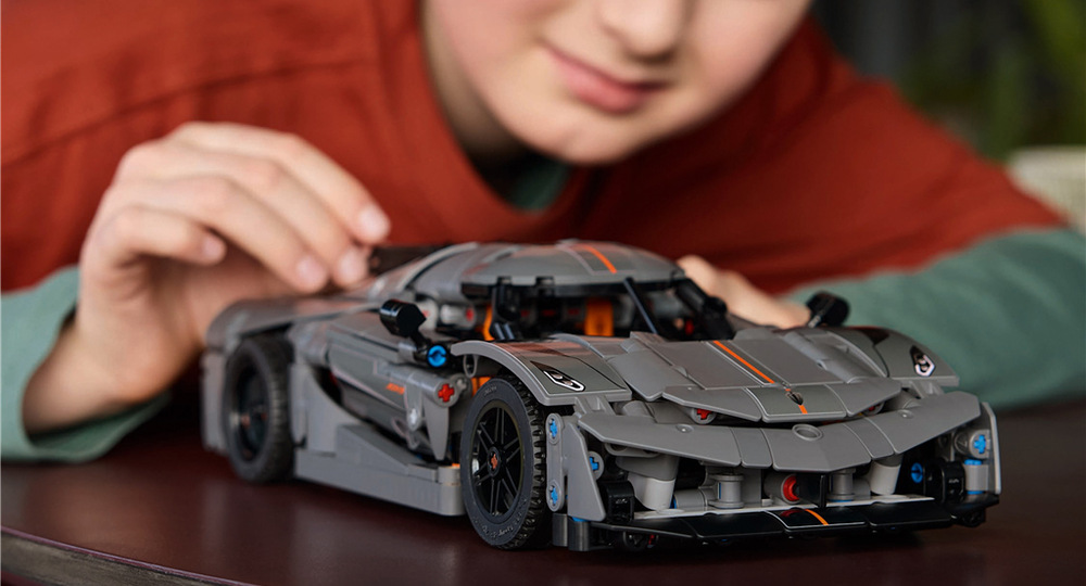 Stavebnice LEGO® Technic 42173 Šedé hyperauto Koenigsegg Jesko Absolut Odnímatelný knoflík umožňuje ovládat řízení, takže hyperauto mohou děti využít také pro vlastní závody a příběhy.