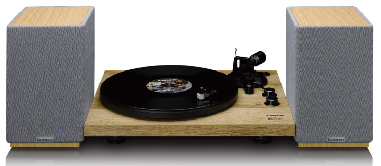 Reproduktory Lenco SPB-241WDGY připojené ke gramofonu při přehrávání vinylové desky
