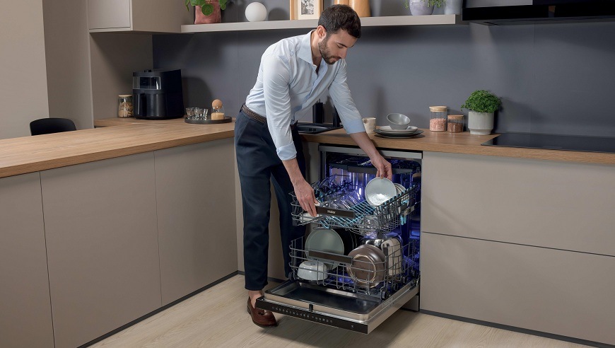muž v kuchyni používá  myčku Haier XI 6B0M3BB 