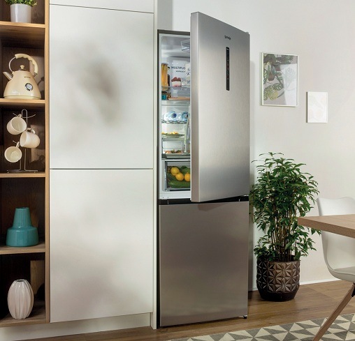 pootevřená lednice Gorenje NRK620BA2XL4 v kuchyni