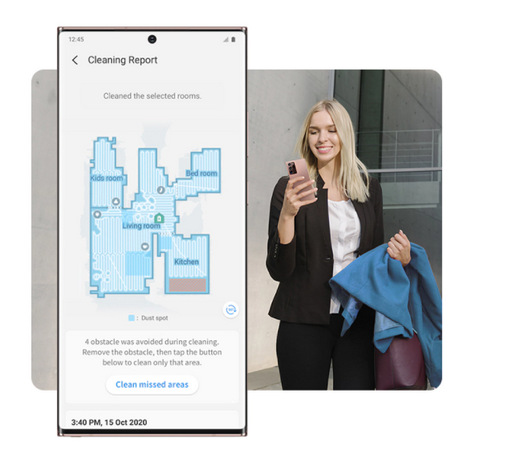 Robotický vysavač Samsung Jet Bot Žena stojící před domem drží v ruce mobilní telefon, vlevo je velký mobilní telefon s displejem zobrazujícím plán úklidu v aplikaci SmartThings