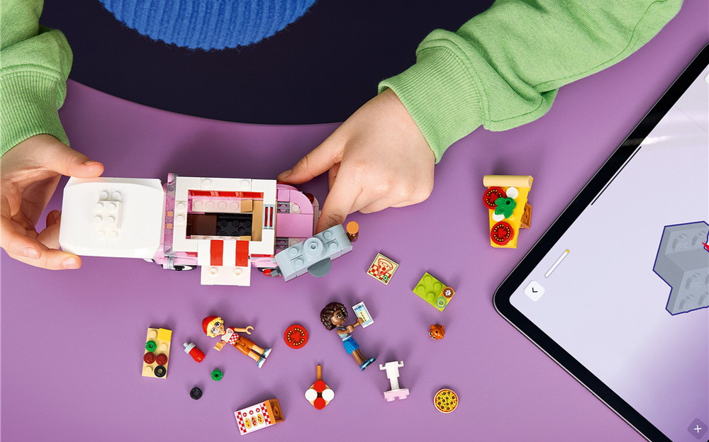 Stavebnice LEGO® Friends 42694 Pojízdný stánek s pizzou Autíčko s obřím kouskem pizzy na střeše vozí Ollyho a Aliyu za hladovými zákazníky po celém okolí.