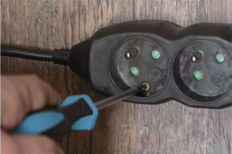 Kabel prodlužovací EMOS 3x zásuvka, 1,5 m černá Kabel prodlužovací EMOS 3x zásuvka, 1,5 m černá