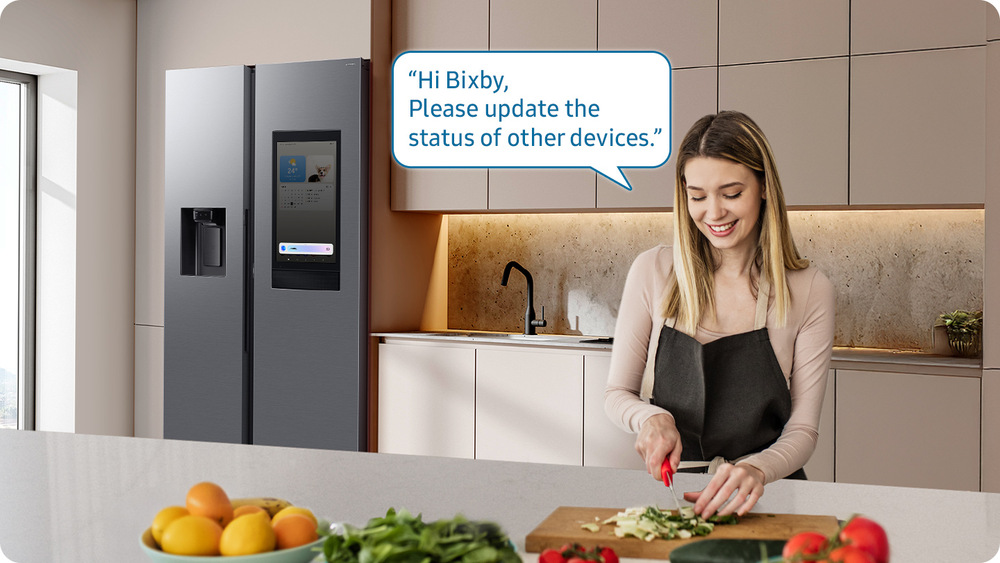 Žena používající hlasového asistenta Bixby při vaření
