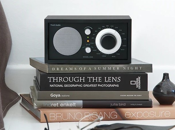 Radiopřijímač Tivoli Audio Model One černý Radiopřijímač Tivoli Audio Model One M1-BBS stylový dřevěný kabinem pro podporující hloubku zvuku
