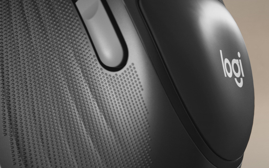 Texturovaný povrch tmavé myši Logitech Signature ze setu MK880 Comfort Plus s ergonomickým tvarem