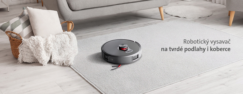 Robotický vysavač ETA Leone 2 PRO 6254 90000 šedý Černý robotický vysavač ETA Leone 2 Pro v moderním světlém obývacím pokoji, kde vysává šedý koberec položený na světlé dřevěné podlaze. V pravé části obrázku je umístěn text: „Robotický vysavač na tvrdé podlahy i koberce“. V pozadí je vidět světlá pohovka, polštáře a proutěný koš s dekou