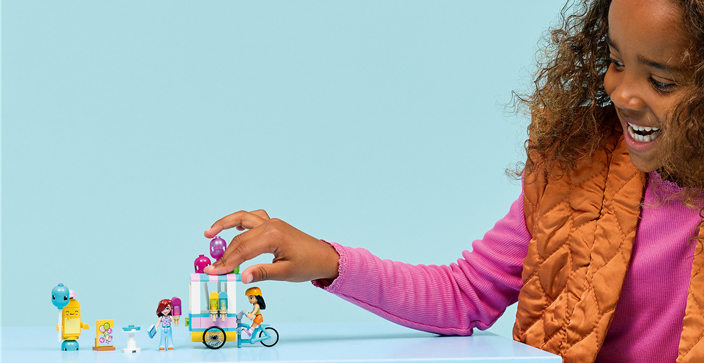 Stavebnice LEGO® Friends 42692 Stánek se zmrzlinou a balónky Jídelní lístek, pokladna a stolek zpestří hru na prodejce a zákazníky se sladkým občerstvením.