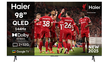 Televize Haier H98S900UX Televize Haier H98S900UX s fotbalisty na obrazovce