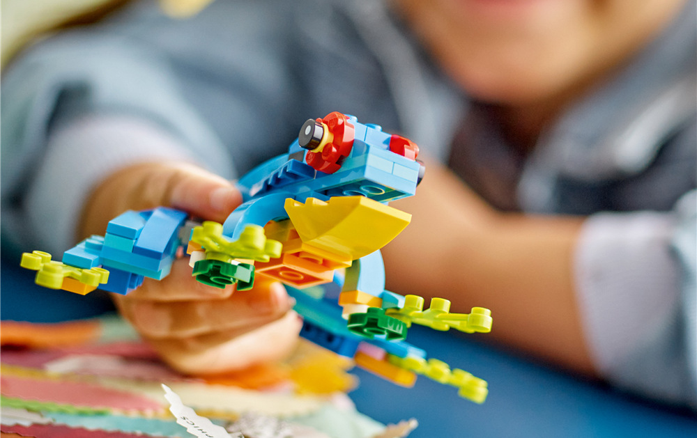 Stavebnice LEGO® Creator 3 v 1 31136 Exotický papoušek Exotický papoušek zaujme pestrým vzhledem a pohyblivými křídly, ocasem i možností otáčení na bidýlku.