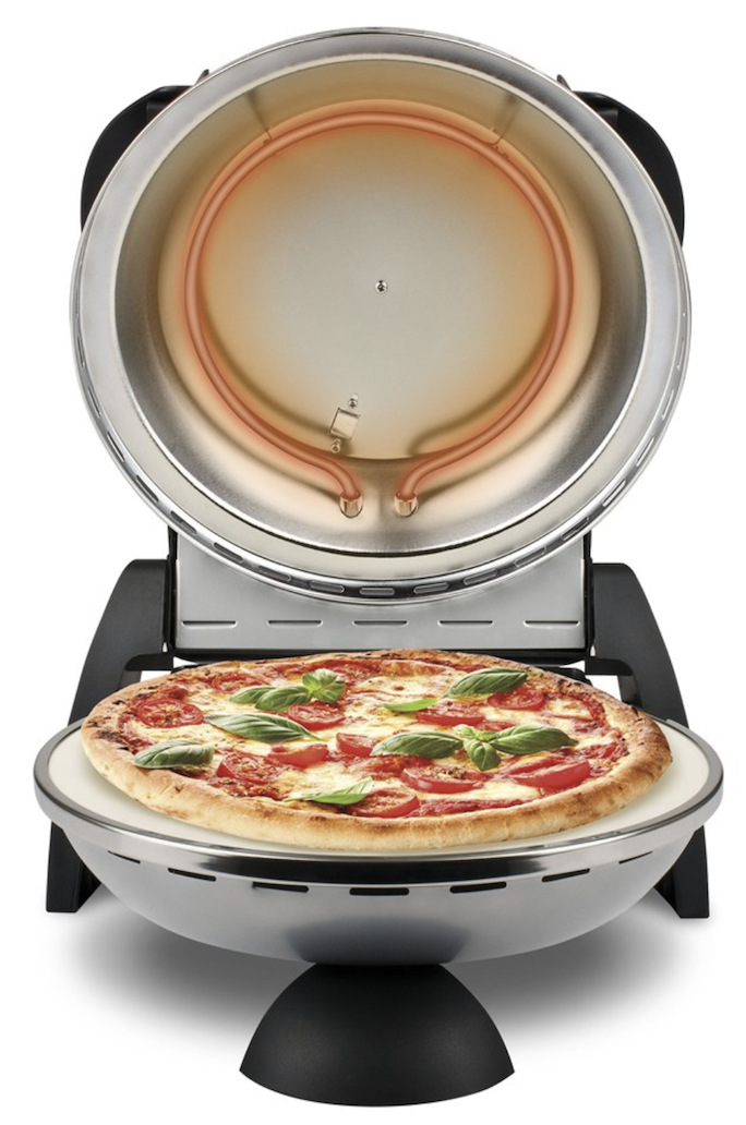 Pizza na žáruvzdorném kameni v otevřené peci s rozžhaveným horním tělesem
