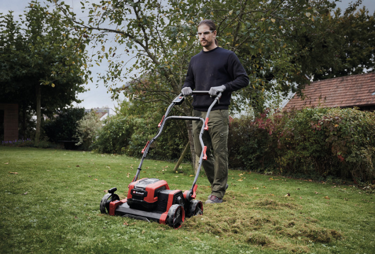 Vertikutátor Einhell Professional GP-SC 36/40 Li BL-Solo (bez baterie) Muž prořezává trávník vertikutátorem Einhell Professional GP-SC 36/40 Li BL-Solo