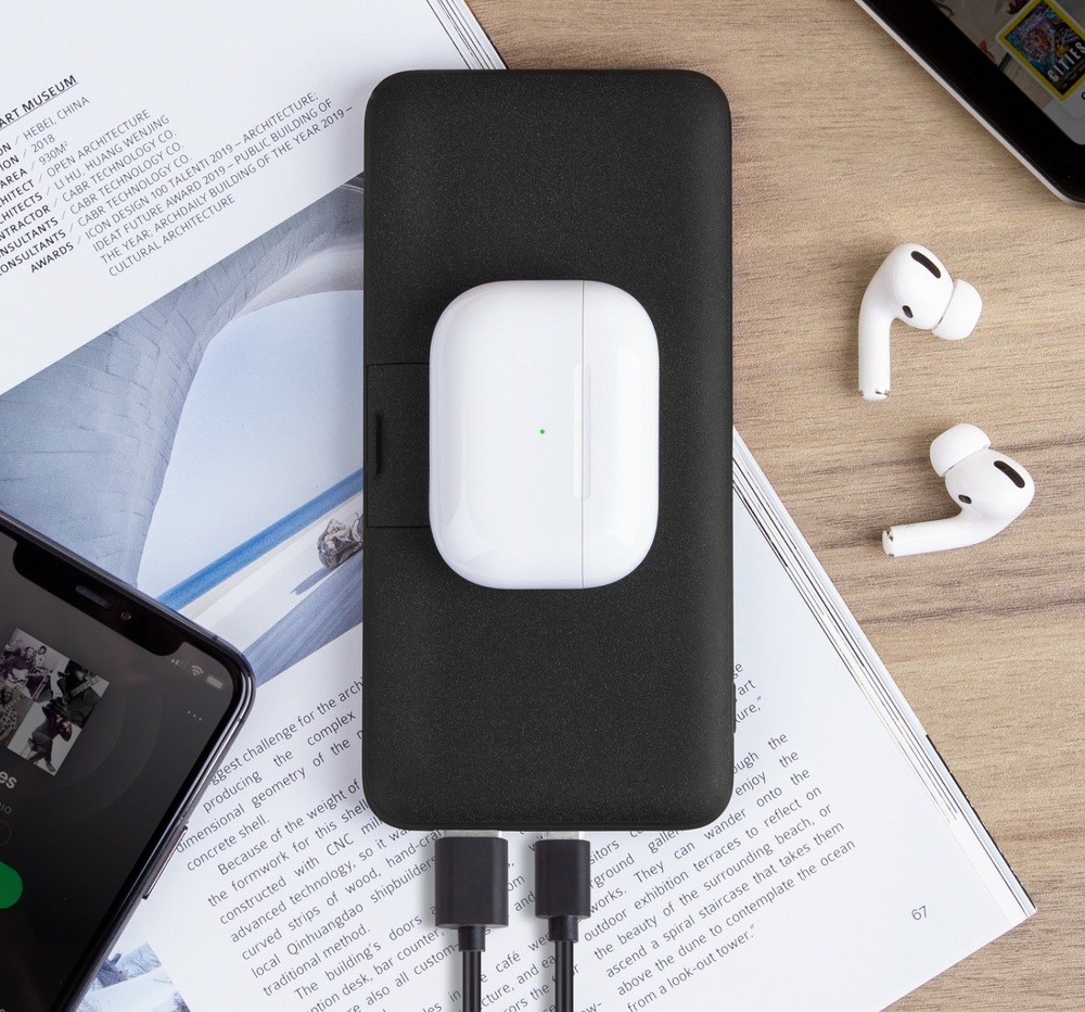Powerbanka Uniq HydeAir View 10000mAh, USB-C PD, bezdrátové nabíjení šedá Powerbanka Uniq HydeAir View 10000mAh, USB-C PD, bezdrátové nabíjení šedá